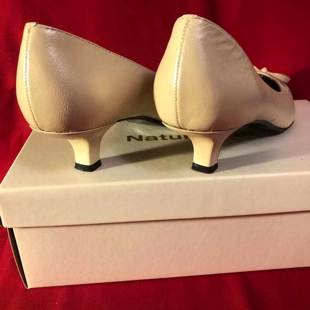 Naturalizer Pumps - Picture 3 of 5